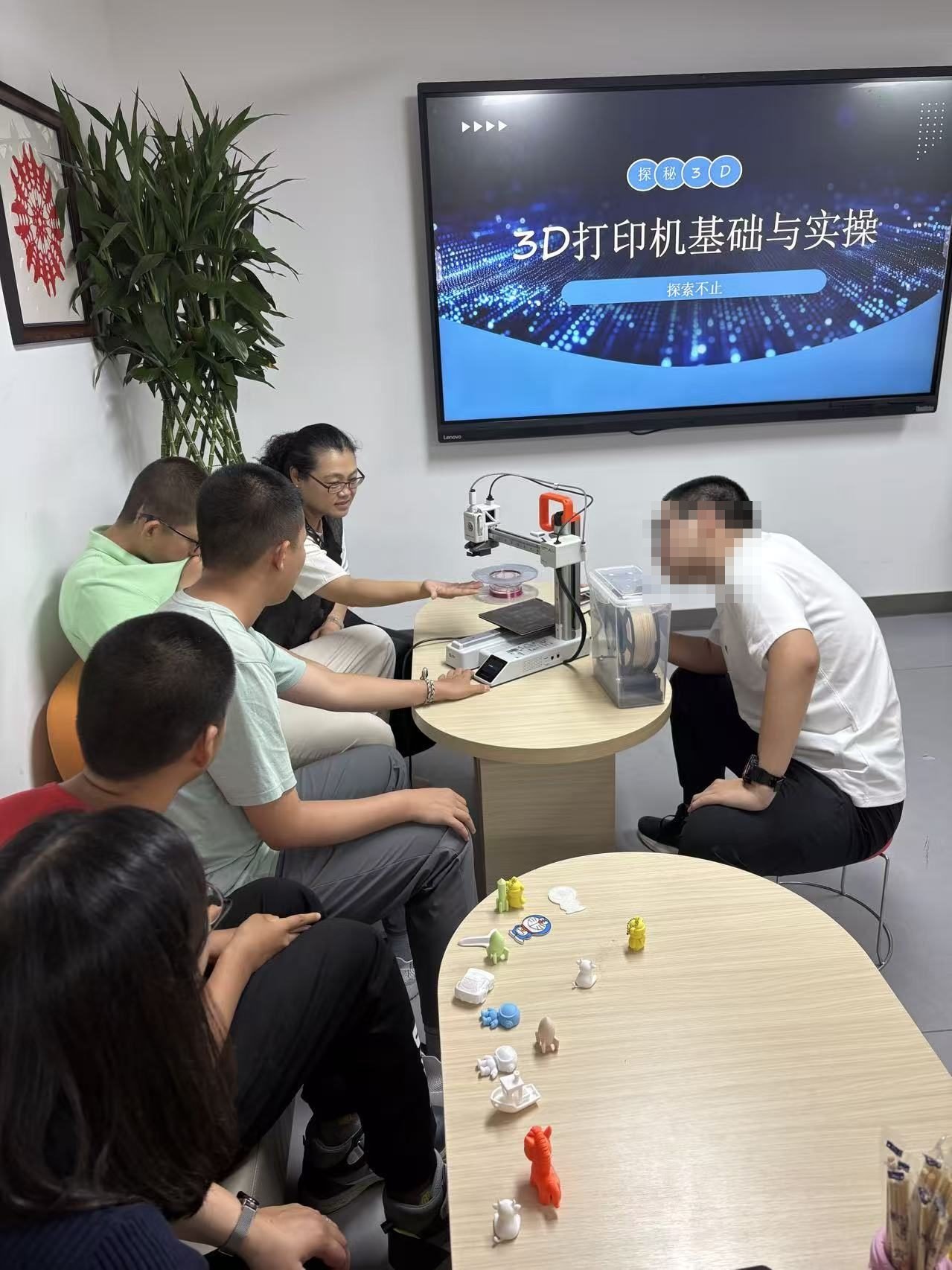 融合教育课堂中学生围看3D打印机实操