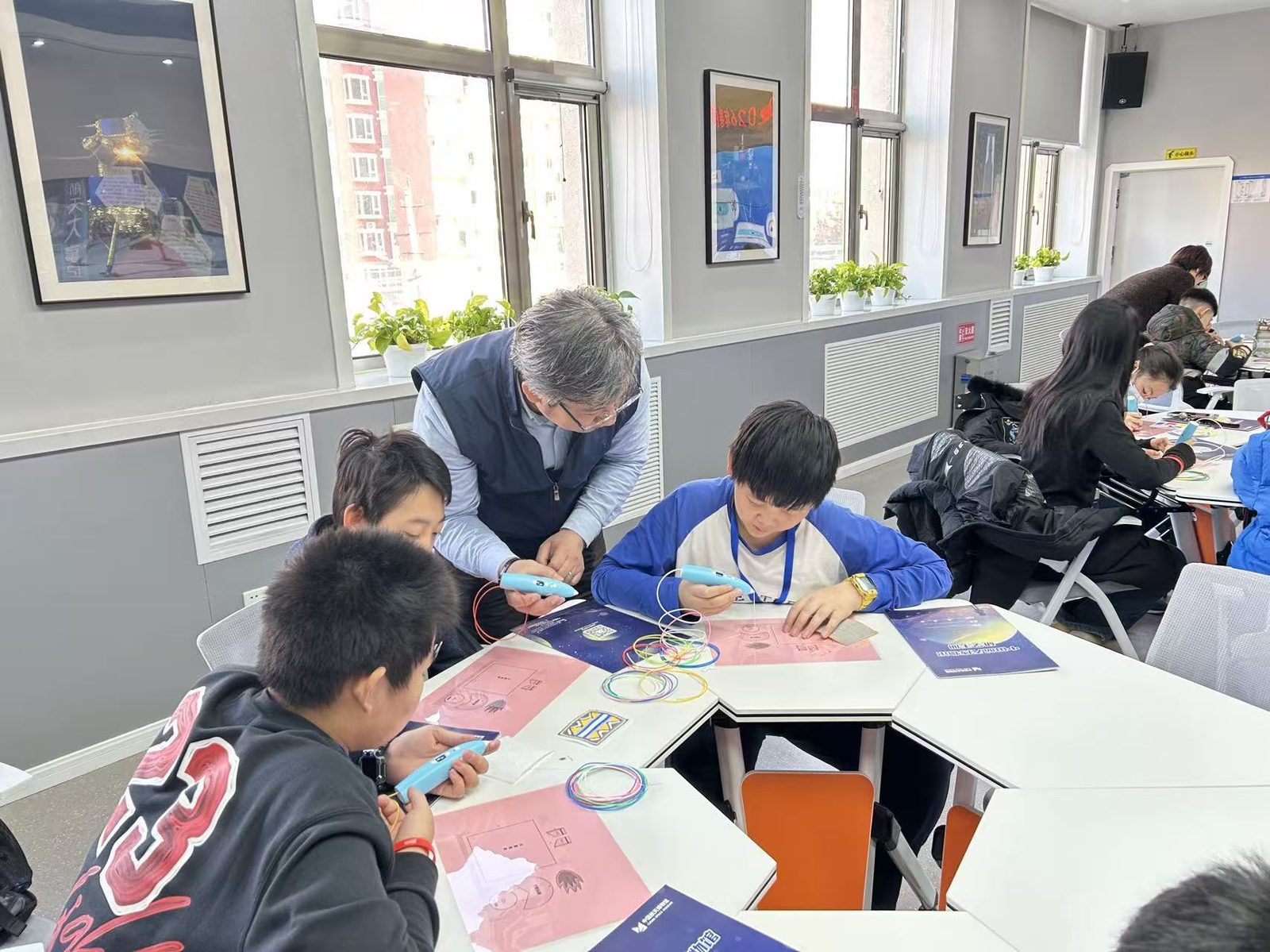 学员使用3D打印笔进行创作