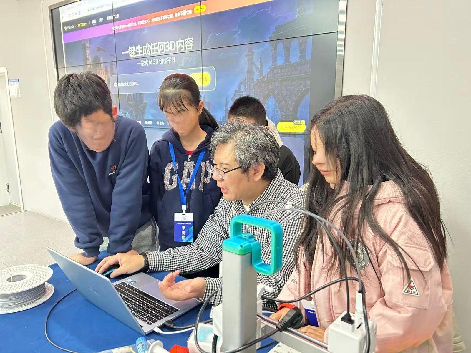 科技辅导员指导学员操作3D打印机